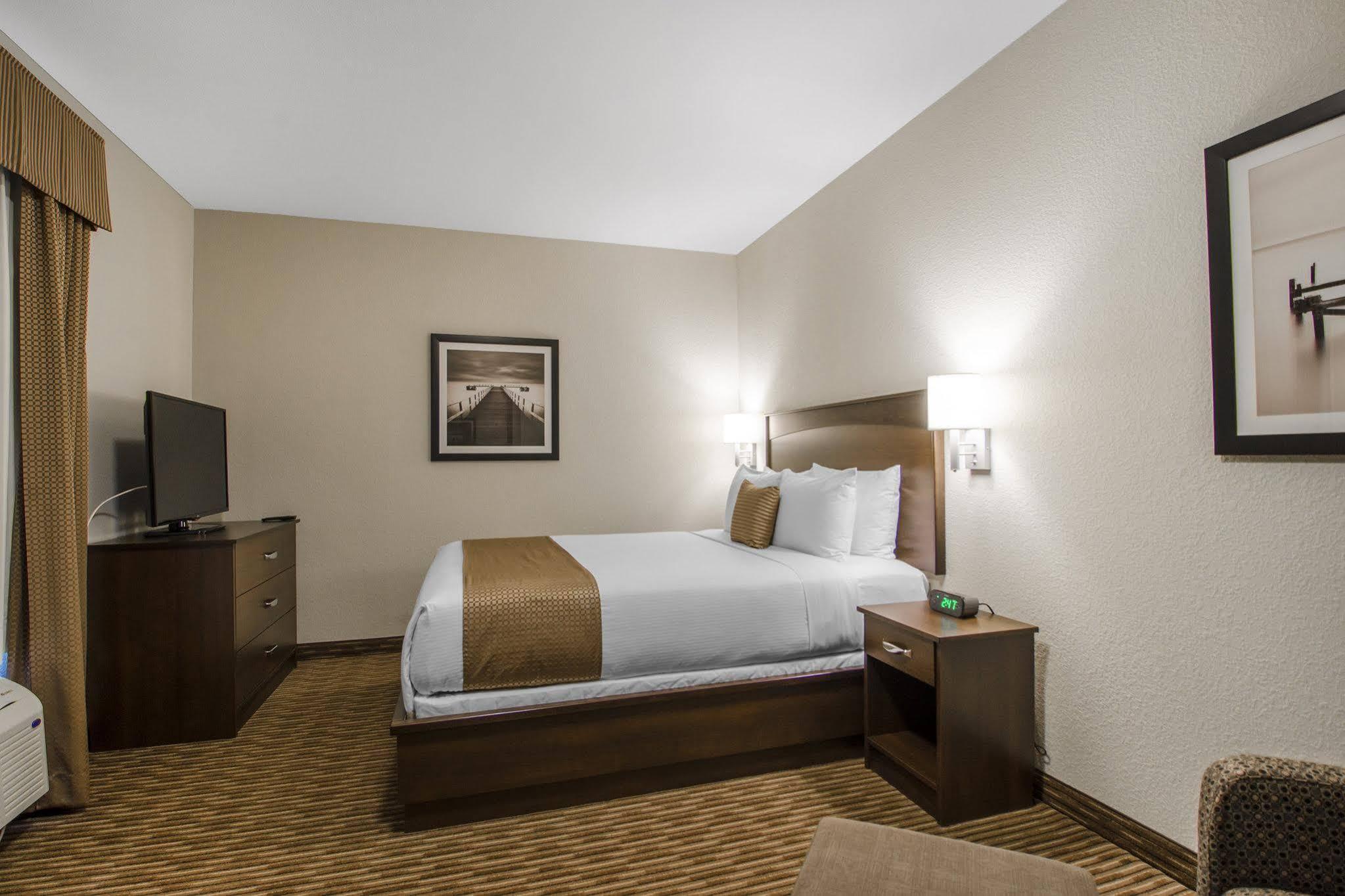 Quality Inn & Suites Estevan Екстериор снимка