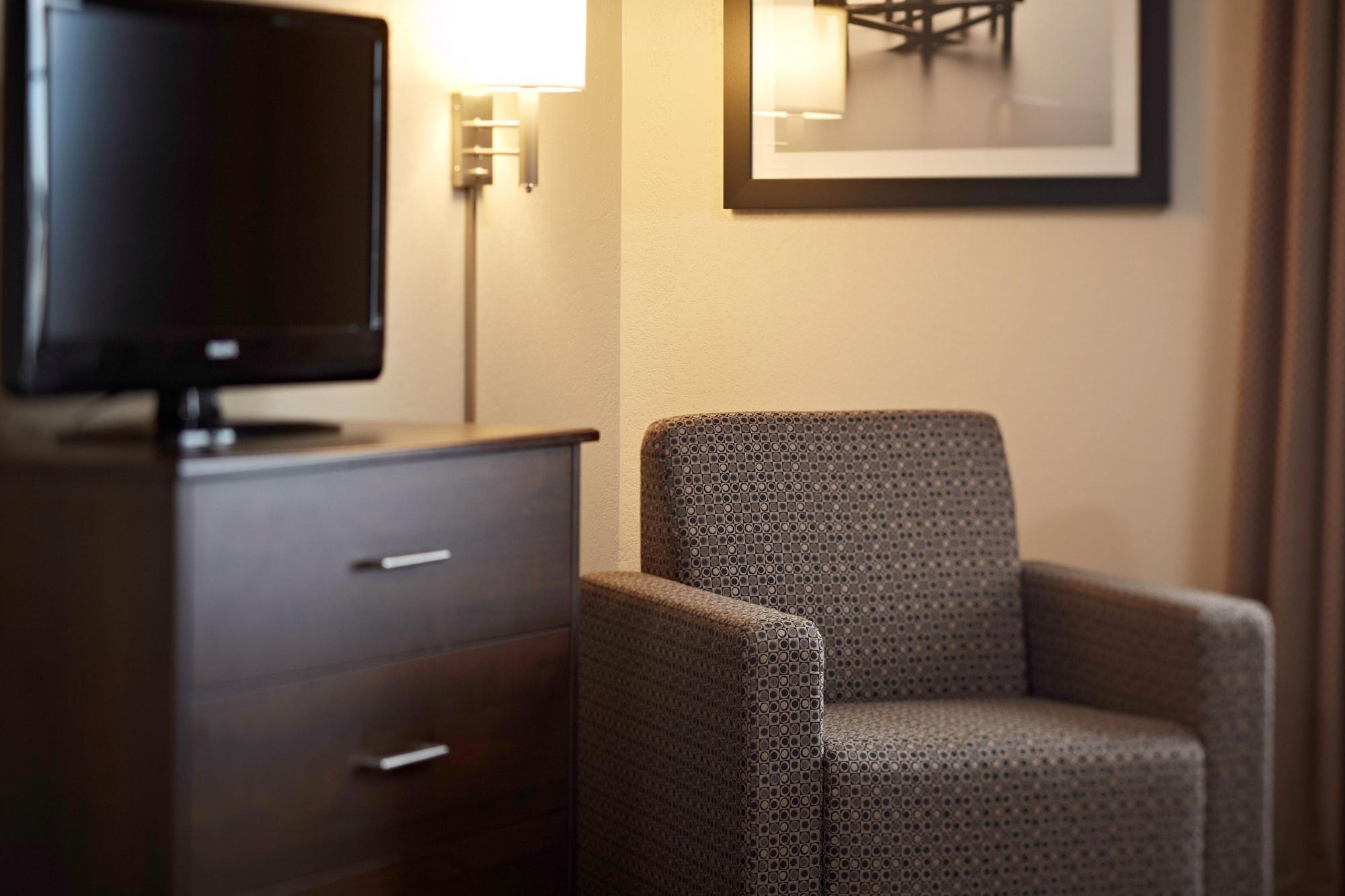 Quality Inn & Suites Estevan Екстериор снимка