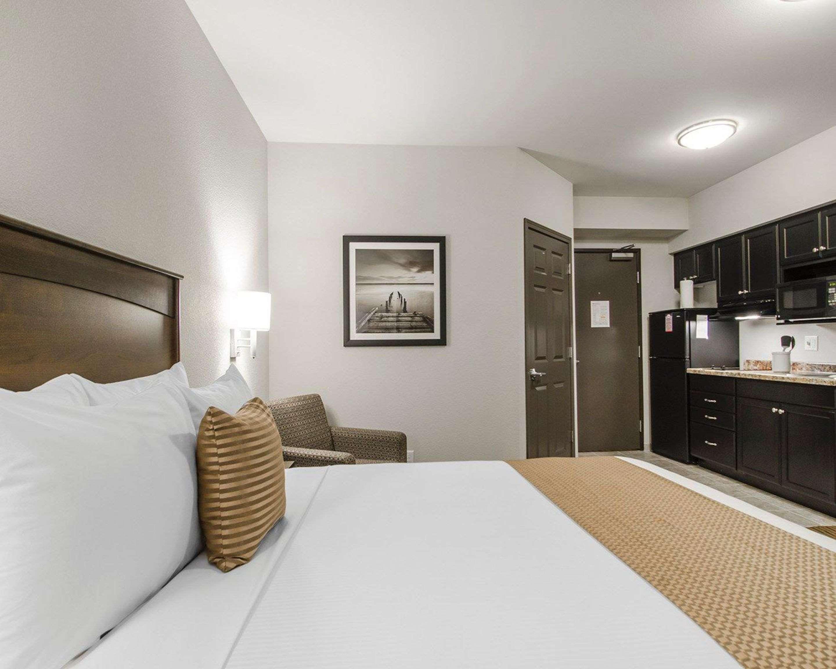 Quality Inn & Suites Estevan Екстериор снимка
