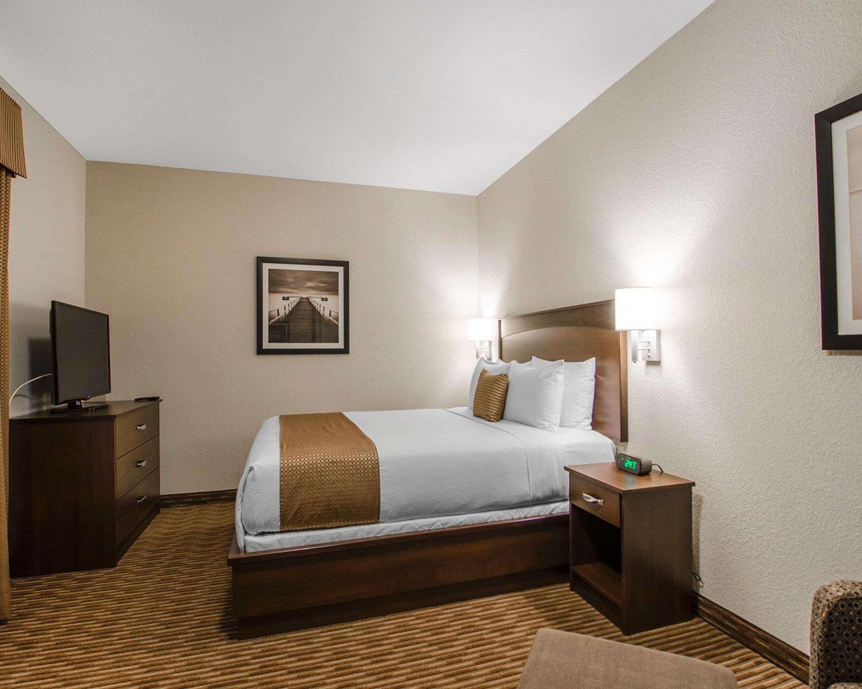 Quality Inn & Suites Estevan Екстериор снимка