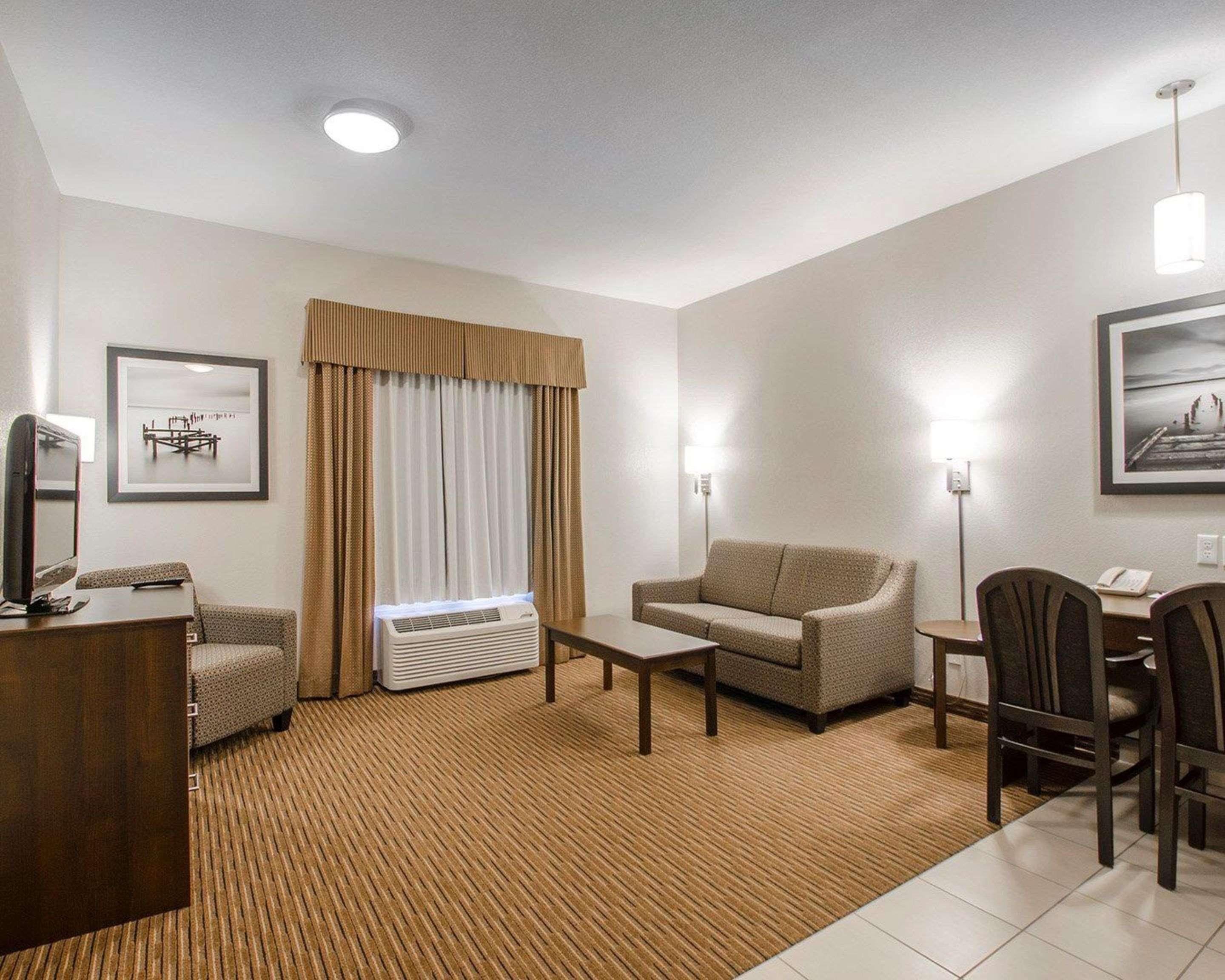 Quality Inn & Suites Estevan Екстериор снимка
