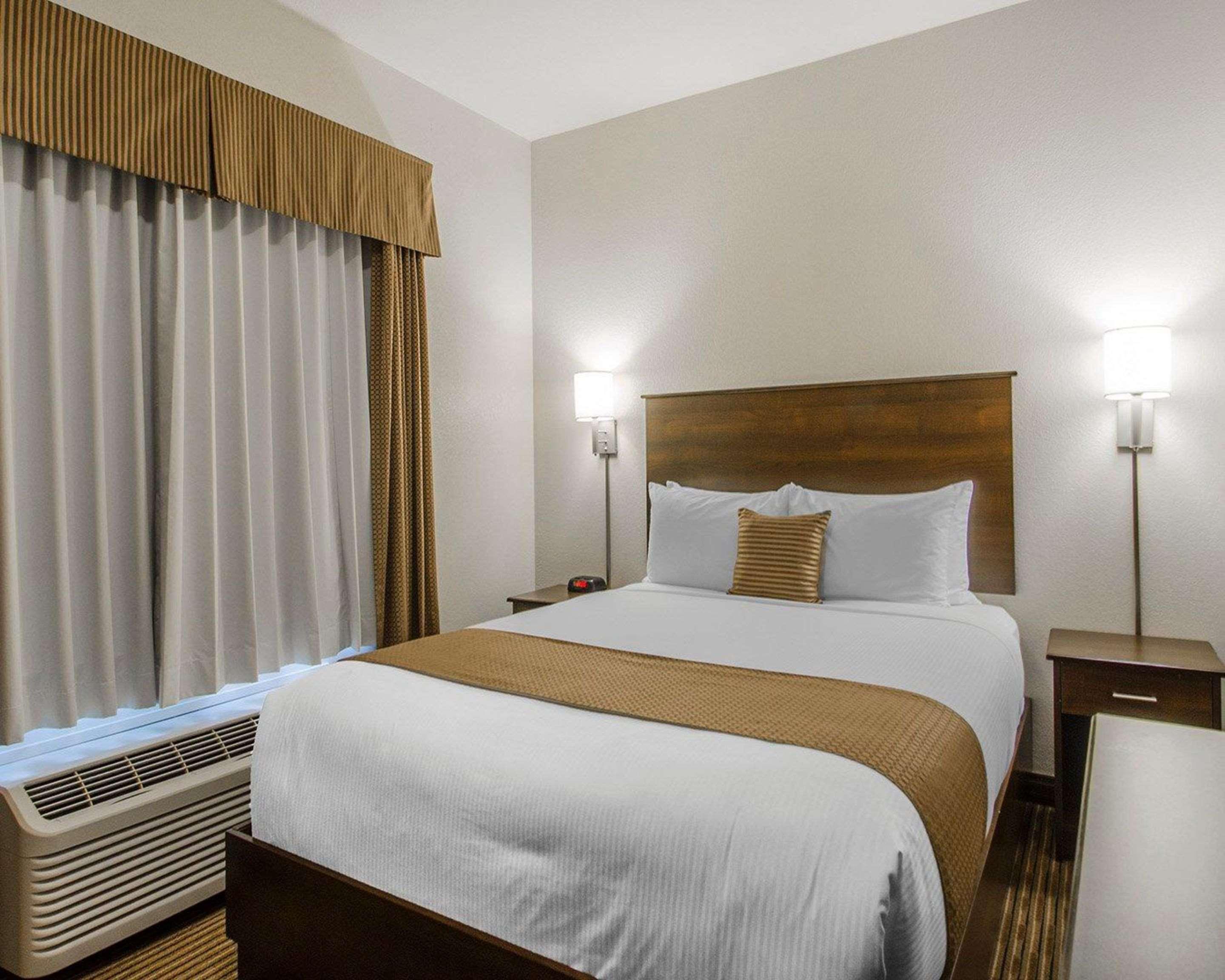 Quality Inn & Suites Estevan Екстериор снимка
