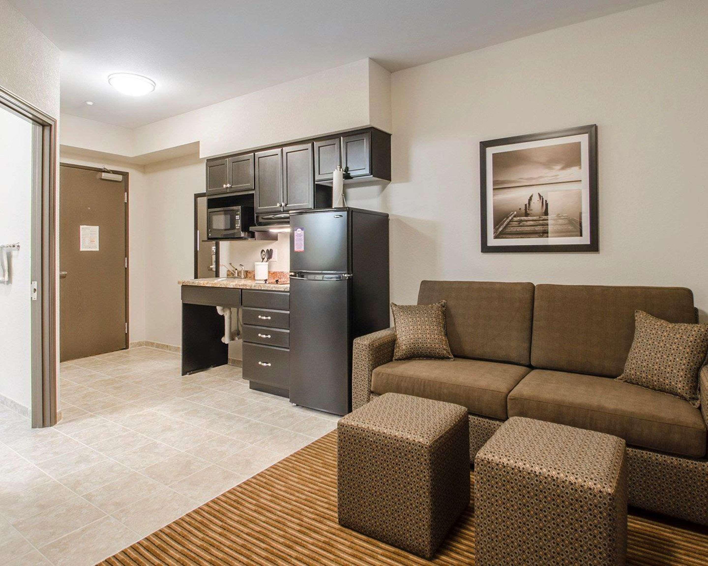 Quality Inn & Suites Estevan Екстериор снимка
