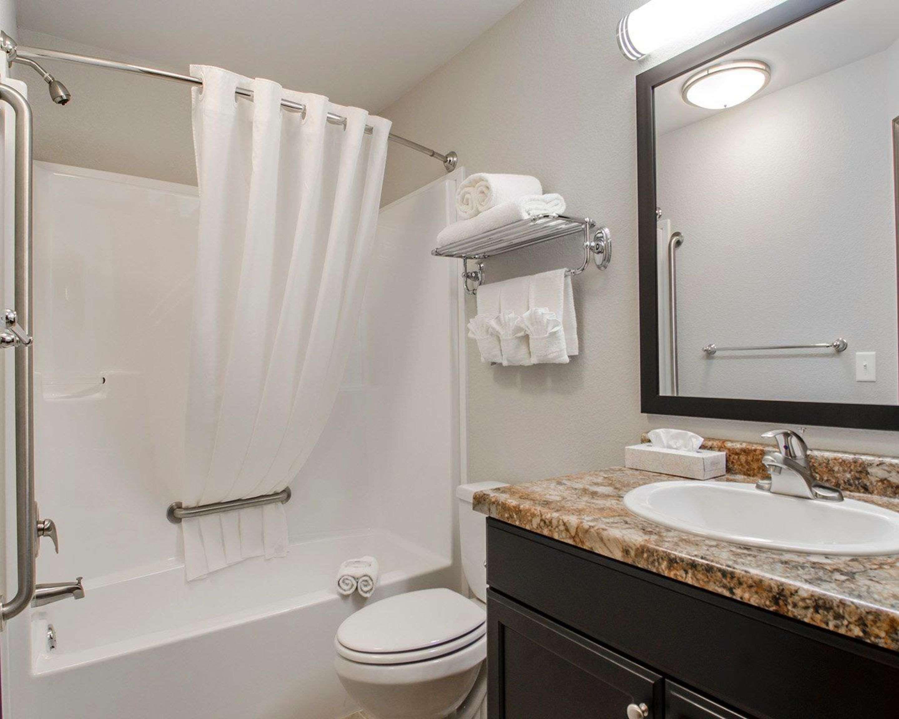 Quality Inn & Suites Estevan Екстериор снимка