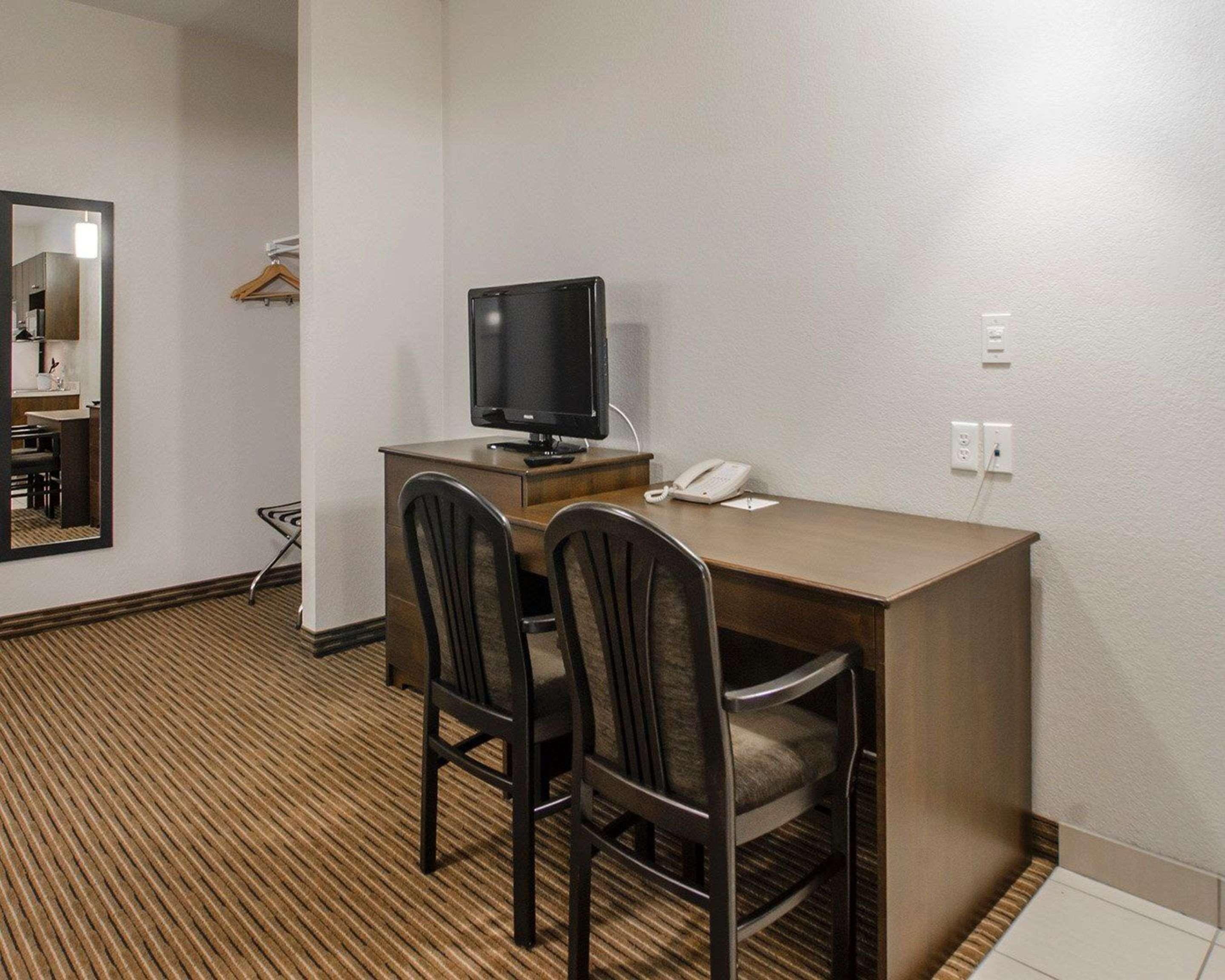 Quality Inn & Suites Estevan Екстериор снимка