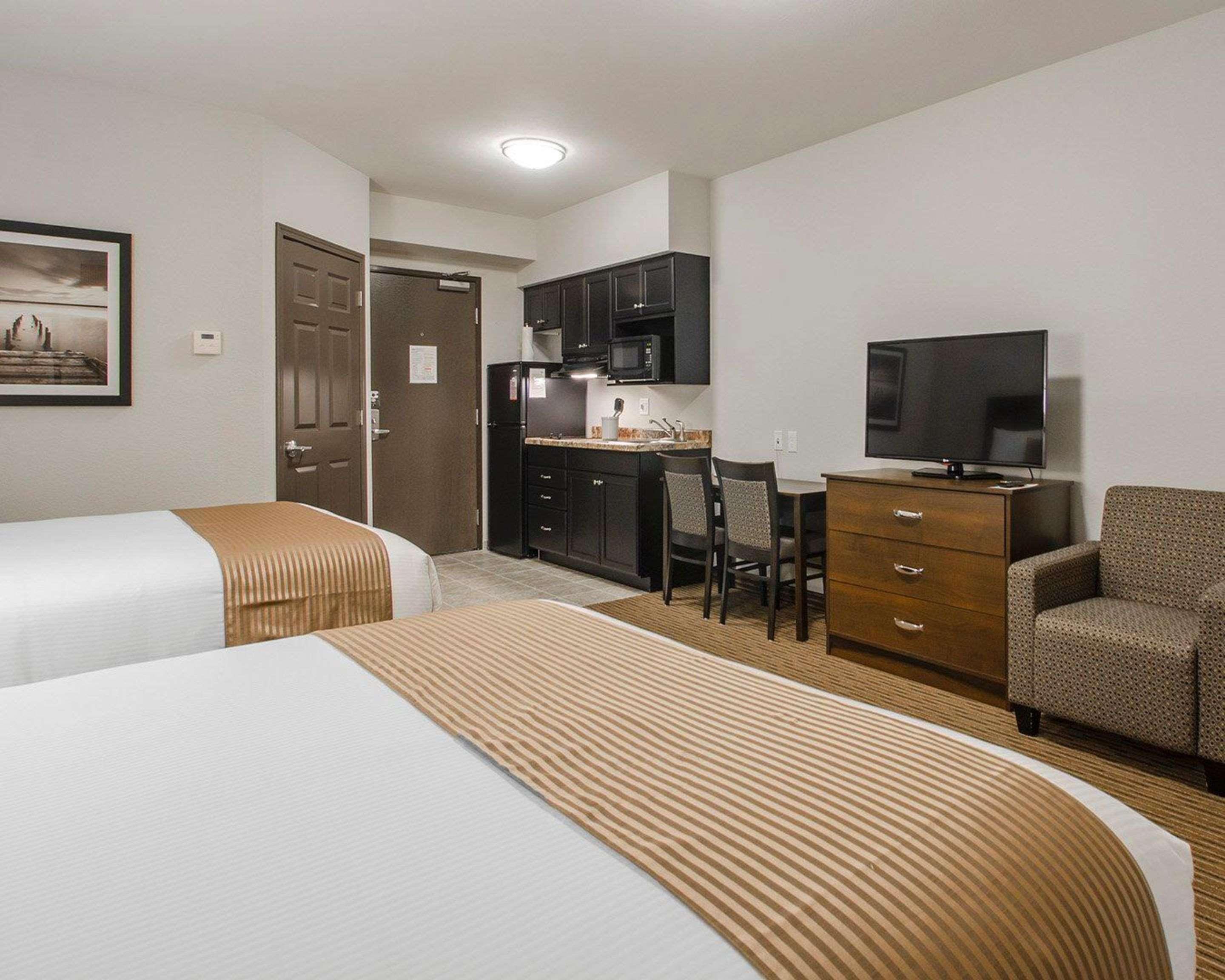 Quality Inn & Suites Estevan Екстериор снимка