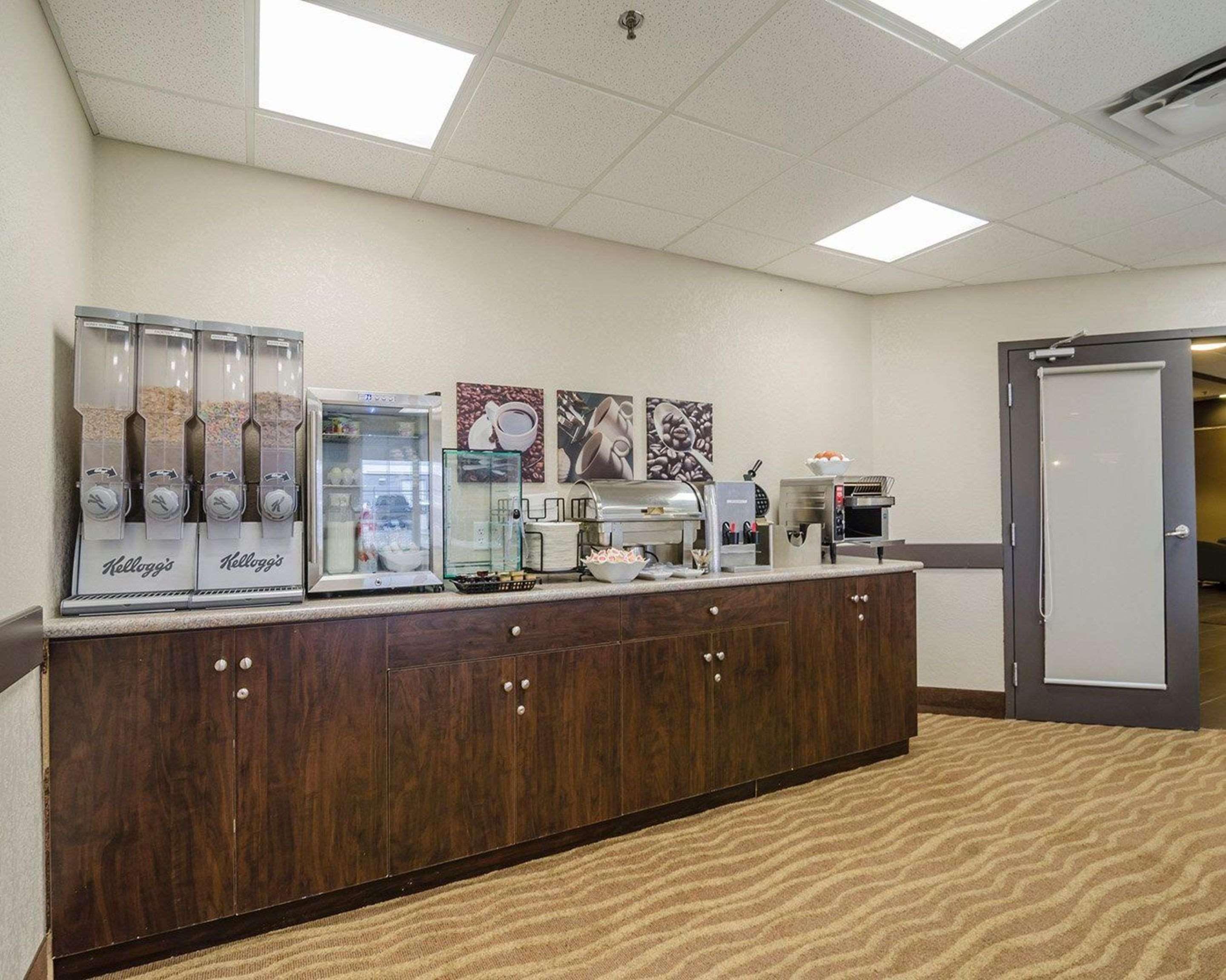 Quality Inn & Suites Estevan Екстериор снимка