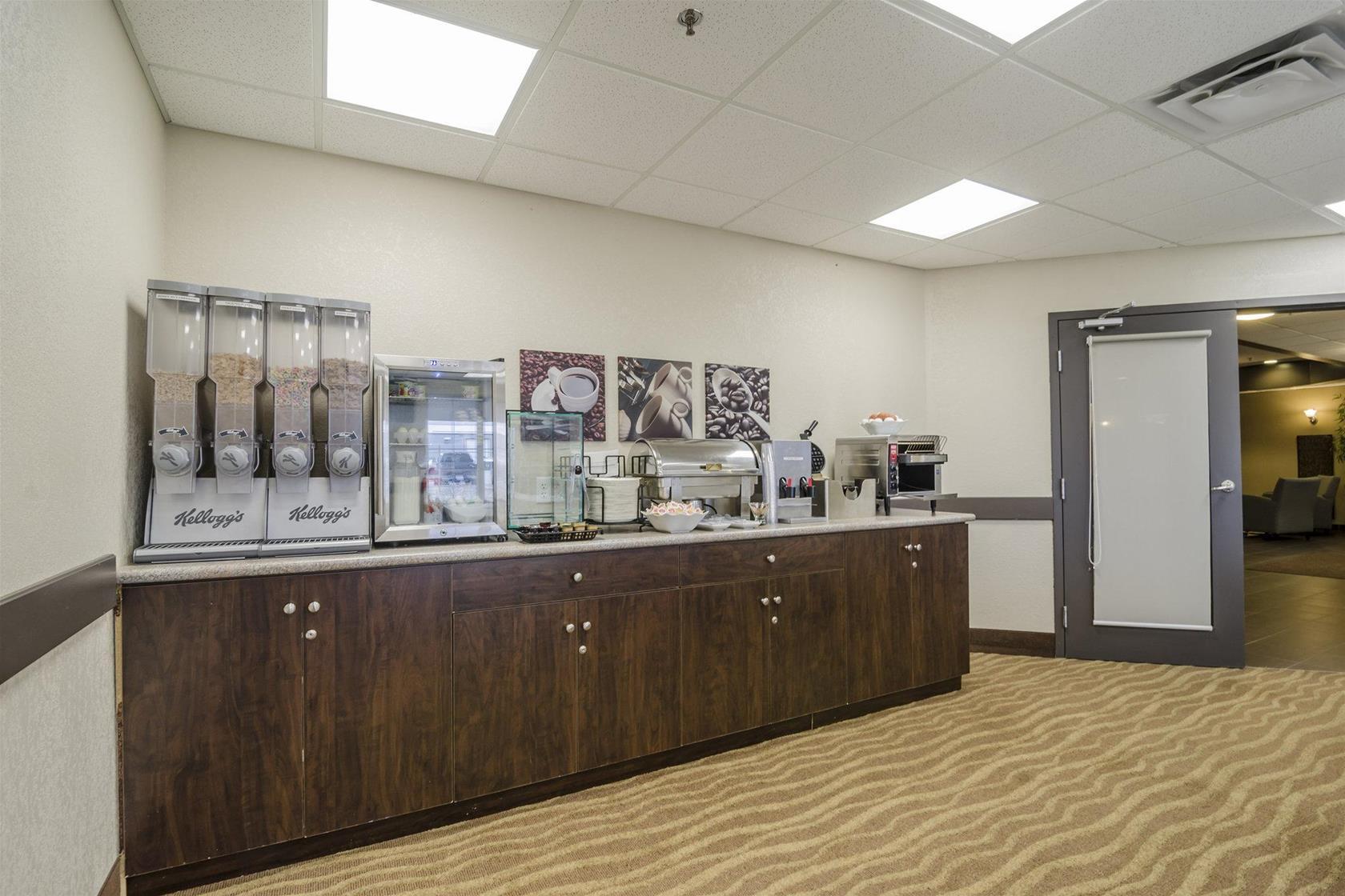 Quality Inn & Suites Estevan Екстериор снимка