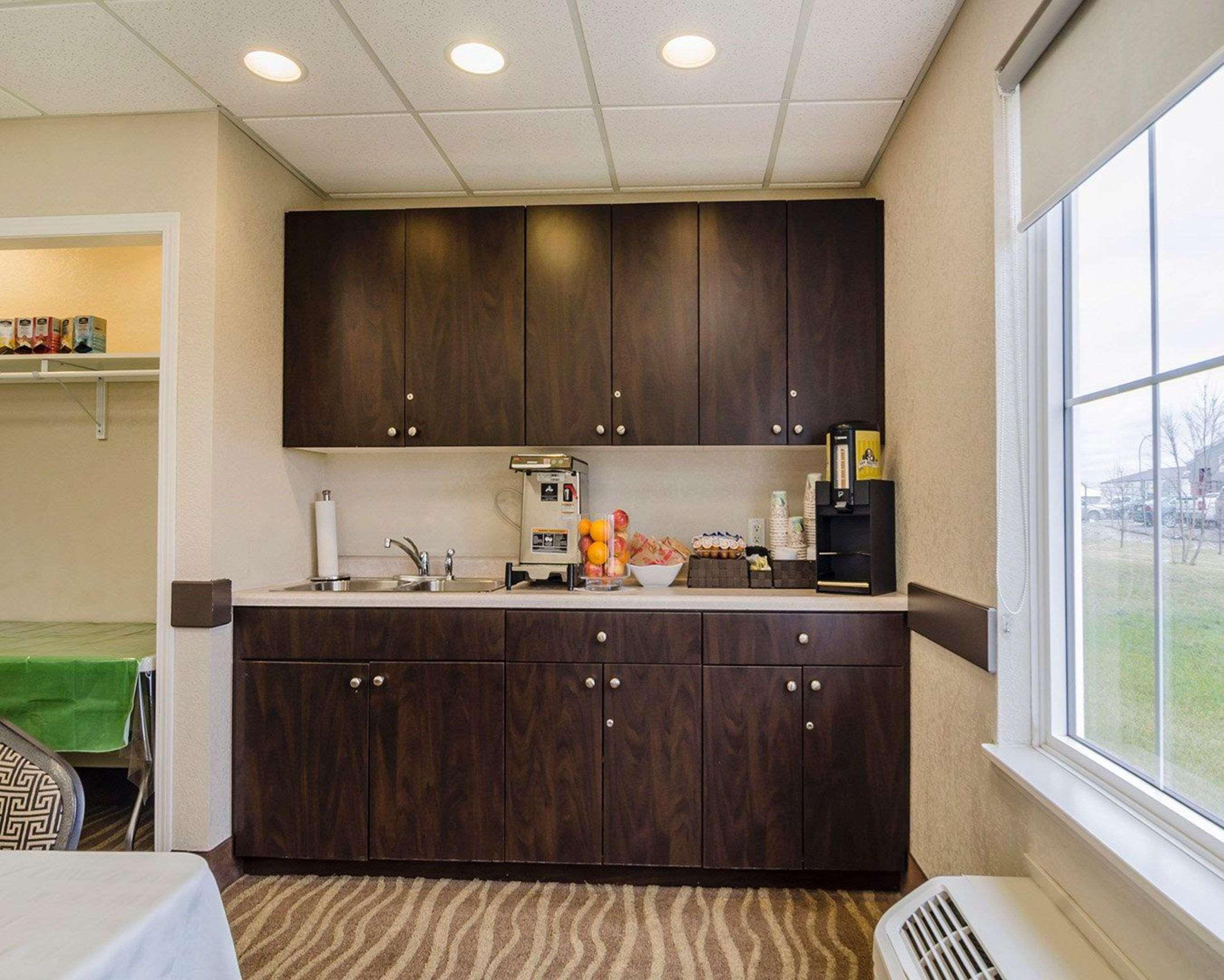 Quality Inn & Suites Estevan Екстериор снимка