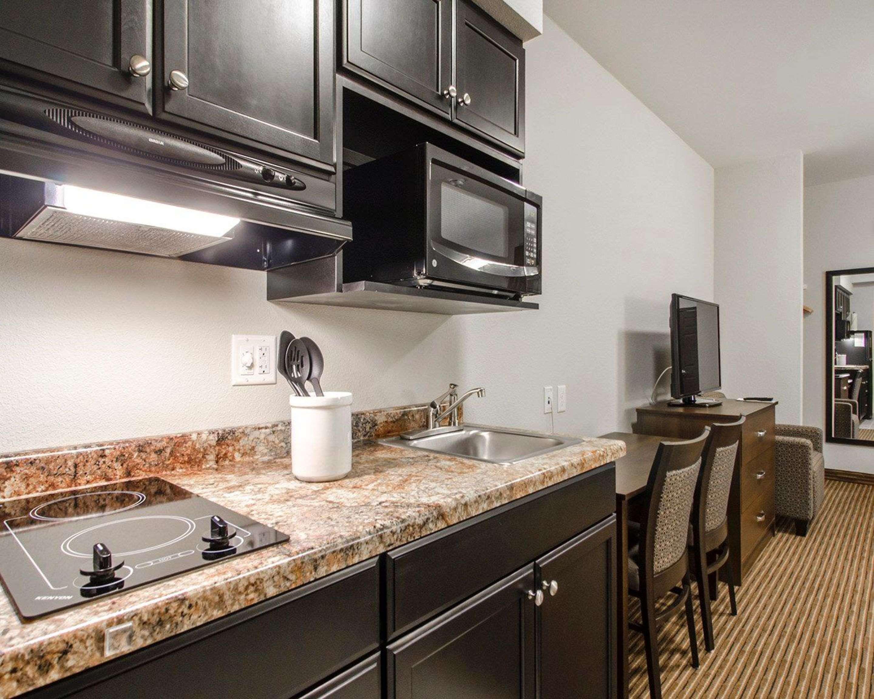 Quality Inn & Suites Estevan Екстериор снимка