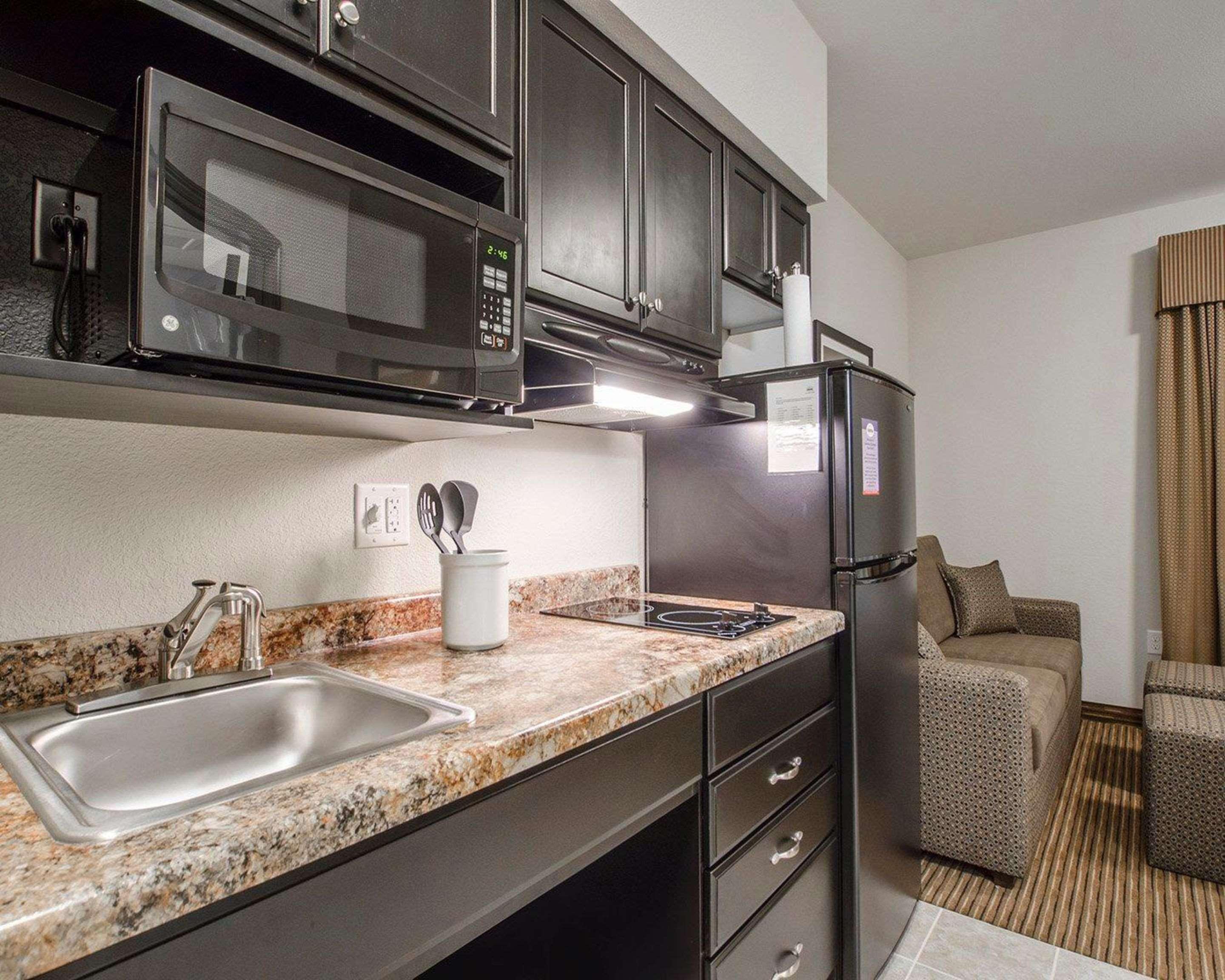 Quality Inn & Suites Estevan Екстериор снимка
