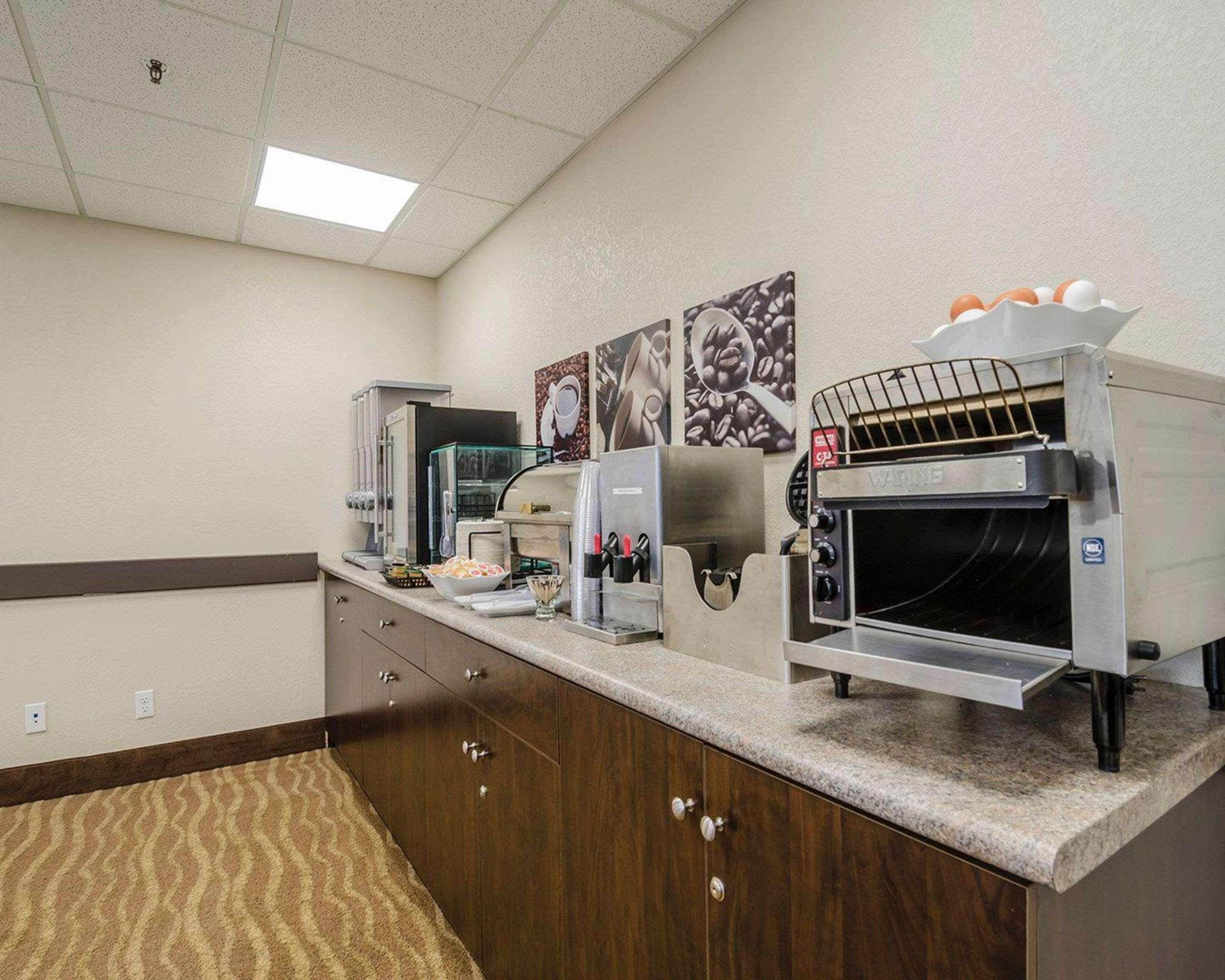 Quality Inn & Suites Estevan Екстериор снимка
