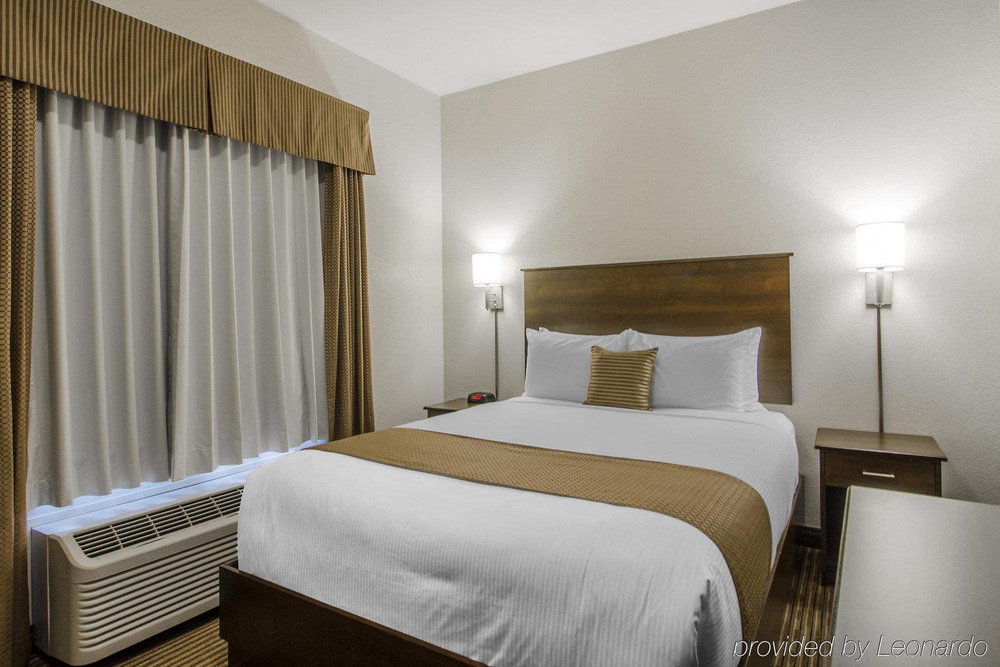 Quality Inn & Suites Estevan Екстериор снимка